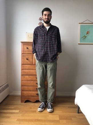 Schwarze und weiße Segeltuch niedrige Sneakers kombinieren – 1972+ Herren Outfits