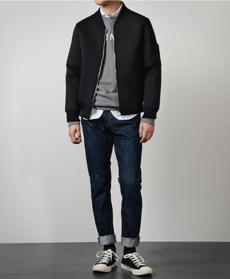 Schwarze und weiße Segeltuch niedrige Sneakers kombinieren – 1972+ Herren Outfits