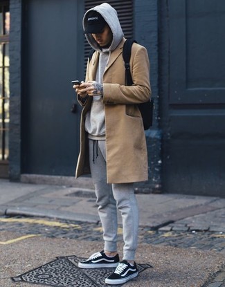 Schwarze und weiße Segeltuch niedrige Sneakers kombinieren – 1972+ Herren Outfits