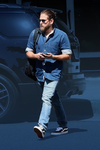 Schwarze und weiße Segeltuch niedrige Sneakers kombinieren – 1972+ Herren Outfits