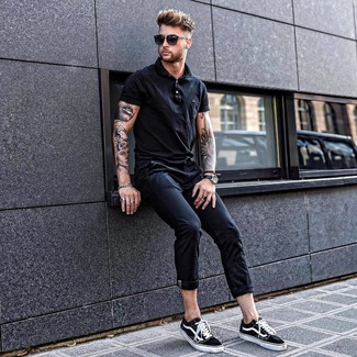 Schwarze und weiße Segeltuch niedrige Sneakers kombinieren – 1972+ Herren Outfits