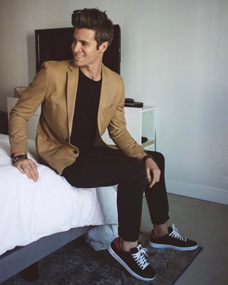 Schwarze und weiße Segeltuch niedrige Sneakers kombinieren – 1972+ Herren Outfits
