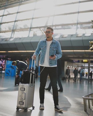 Schwarze und weiße Segeltuch niedrige Sneakers kombinieren – 1972+ Herren Outfits