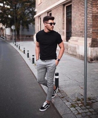 Schwarze und weiße Segeltuch niedrige Sneakers kombinieren – 1972+ Herren Outfits