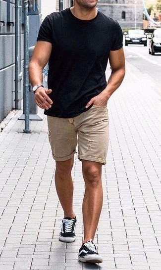 Schwarze und weiße Segeltuch niedrige Sneakers kombinieren – 1972+ Herren Outfits