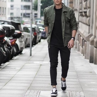 Schwarze und weiße Segeltuch niedrige Sneakers kombinieren – 1972+ Herren Outfits