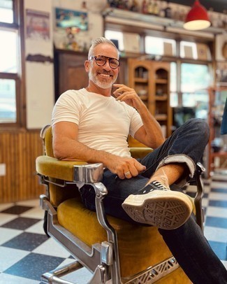 Schwarze und weiße Segeltuch niedrige Sneakers kombinieren – 1972+ Herren Outfits