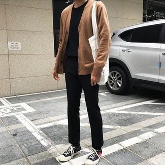 Welche Strickjacken mit schwarzen und weißen T-Shirts mit einem Rundhalsausschnitt zu tragen – 68 Herren Outfits
