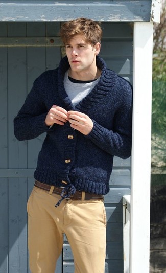 Welche Strickjacken mit schwarzen und weißen T-Shirts mit einem Rundhalsausschnitt zu tragen – 68 Herren Outfits