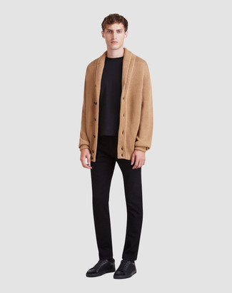 Welche Strickjacken mit schwarzen und weißen T-Shirts mit einem Rundhalsausschnitt zu tragen – 68 Herren Outfits