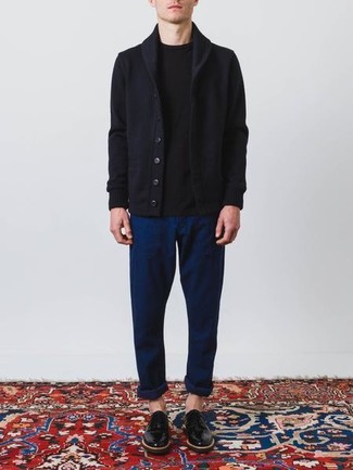 Welche Strickjacken mit schwarzen und weißen T-Shirts mit einem Rundhalsausschnitt zu tragen – 68 Herren Outfits