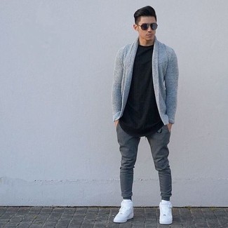 Welche Strickjacken mit schwarzen und weißen T-Shirts mit einem Rundhalsausschnitt zu tragen – 68 Herren Outfits
