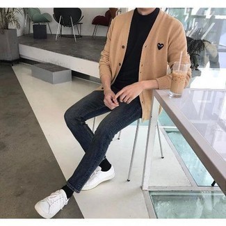 Welche Strickjacken mit schwarzen und weißen T-Shirts mit einem Rundhalsausschnitt zu tragen – 68 Herren Outfits