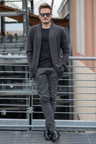 Welche Strickjacken mit schwarzen und weißen T-Shirts mit einem Rundhalsausschnitt zu tragen – 68 Herren Outfits