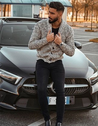 Welche Strickjacken mit schwarzen und weißen T-Shirts mit einem Rundhalsausschnitt zu tragen – 68 Herren Outfits