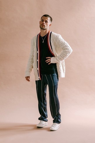 Welche Strickjacken mit schwarzen und weißen T-Shirts mit einem Rundhalsausschnitt zu tragen – 68 Herren Outfits