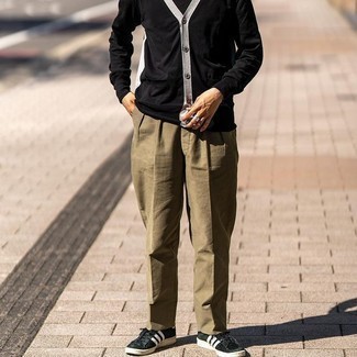Welche Strickjacken mit schwarzen und weißen T-Shirts mit einem Rundhalsausschnitt zu tragen – 68 Herren Outfits