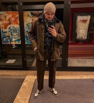 Schwarzes und weißes Langarmhemd mit Vichy-Muster kombinieren – 19 Herren Outfits