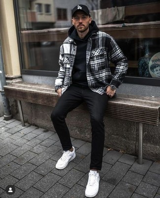 Schwarze und weiße bedruckte Baseballkappe kombinieren – 465 Herren Outfits