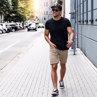 Schwarze und weiße bedruckte Baseballkappe kombinieren – 465 Herren Outfits