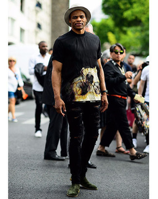 Wie schwarzes und weißes bedrucktes T-Shirt mit einem Rundhalsausschnitt mit schwarzer Jeans mit Destroyed-Effekten zu kombinieren – 37 Herren Outfits