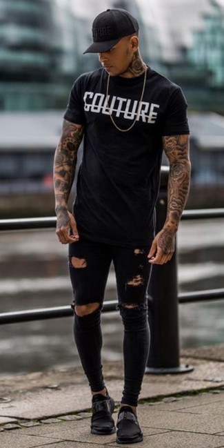 Wie schwarzes und weißes bedrucktes T-Shirt mit einem Rundhalsausschnitt mit schwarzer Jeans mit Destroyed-Effekten zu kombinieren – 37 Herren Outfits