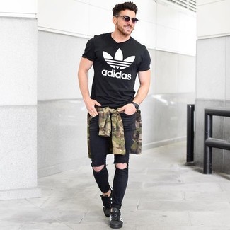 Wie schwarzes und weißes bedrucktes T-Shirt mit einem Rundhalsausschnitt mit schwarzer Jeans mit Destroyed-Effekten zu kombinieren – 37 Herren Outfits
