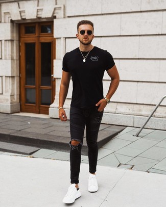 Wie schwarzes und weißes bedrucktes T-Shirt mit einem Rundhalsausschnitt mit schwarzer Jeans mit Destroyed-Effekten zu kombinieren – 37 Herren Outfits