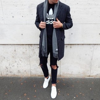 Wie schwarzes und weißes bedrucktes T-Shirt mit einem Rundhalsausschnitt mit schwarzer Jeans mit Destroyed-Effekten zu kombinieren – 37 Herren Outfits