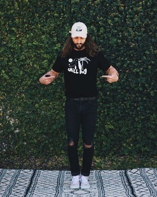 Wie schwarzes und weißes bedrucktes T-Shirt mit einem Rundhalsausschnitt mit schwarzer Jeans mit Destroyed-Effekten zu kombinieren – 37 Herren Outfits