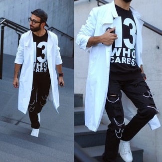 Wie schwarzes und weißes bedrucktes T-Shirt mit einem Rundhalsausschnitt mit schwarzer Jeans mit Destroyed-Effekten zu kombinieren – 37 Herren Outfits