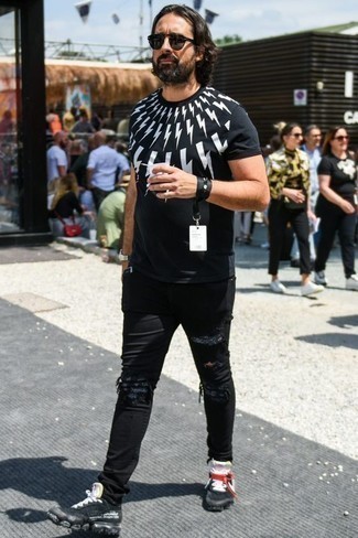 Wie schwarzes und weißes bedrucktes T-Shirt mit einem Rundhalsausschnitt mit schwarzer Jeans mit Destroyed-Effekten zu kombinieren – 37 Herren Outfits