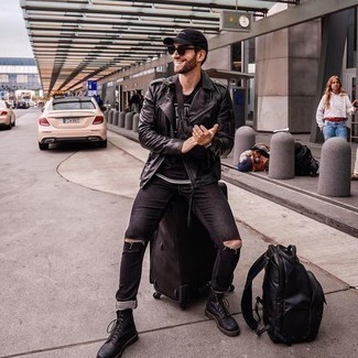 Wie schwarzes und weißes bedrucktes T-Shirt mit einem Rundhalsausschnitt mit schwarzer Jeans mit Destroyed-Effekten zu kombinieren – 37 Herren Outfits