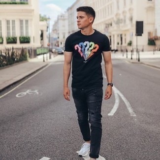 Wie schwarzes und weißes bedrucktes T-Shirt mit einem Rundhalsausschnitt mit schwarzer Jeans mit Destroyed-Effekten zu kombinieren – 37 Herren Outfits