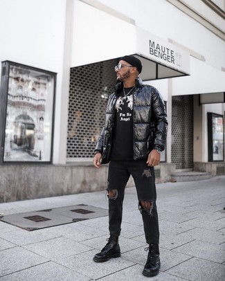 Wie schwarzes und weißes bedrucktes T-Shirt mit einem Rundhalsausschnitt mit schwarzer Jeans mit Destroyed-Effekten zu kombinieren – 37 Herren Outfits