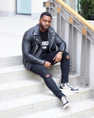 Wie schwarzes und weißes bedrucktes T-Shirt mit einem Rundhalsausschnitt mit schwarzer Jeans mit Destroyed-Effekten zu kombinieren – 37 Herren Outfits