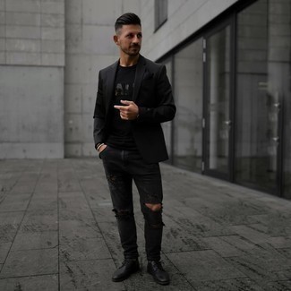 Wie schwarzes und weißes bedrucktes T-Shirt mit einem Rundhalsausschnitt mit schwarzer Jeans mit Destroyed-Effekten zu kombinieren – 37 Herren Outfits