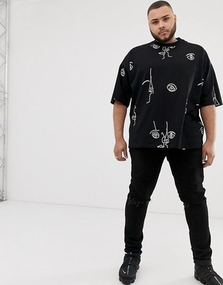 Wie schwarzes und weißes bedrucktes T-Shirt mit einem Rundhalsausschnitt mit schwarzer Jeans mit Destroyed-Effekten zu kombinieren – 37 Herren Outfits