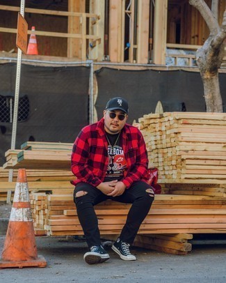 Wie schwarzes und weißes bedrucktes T-Shirt mit einem Rundhalsausschnitt mit schwarzer Jeans mit Destroyed-Effekten zu kombinieren – 37 Herren Outfits