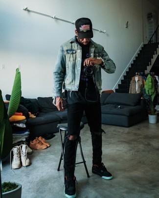 Wie schwarzes und weißes bedrucktes T-Shirt mit einem Rundhalsausschnitt mit schwarzer Jeans mit Destroyed-Effekten zu kombinieren – 37 Herren Outfits