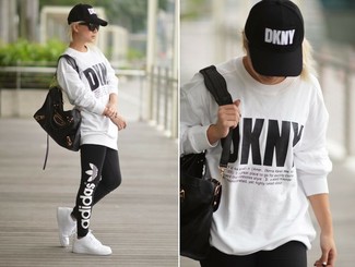 Schwarze und weiße bedruckte Leggings kombinieren – 8 Damen Outfits