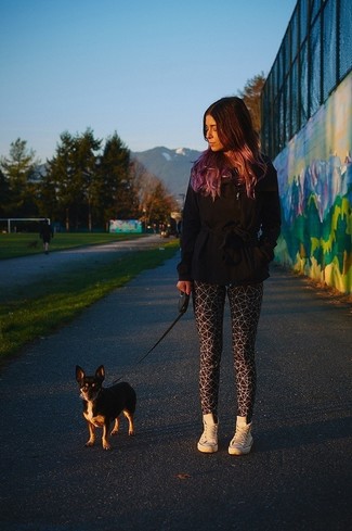 Schwarze und weiße bedruckte Leggings kombinieren – 8 Damen Outfits