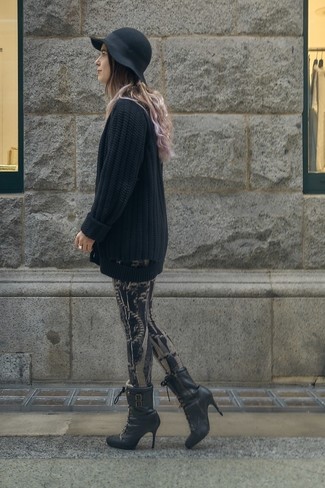 Schwarze und weiße bedruckte Leggings kombinieren – 8 Damen Outfits