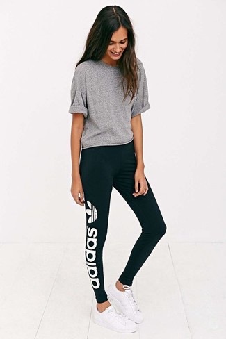 Schwarze und weiße bedruckte Leggings kombinieren – 8 Damen Outfits