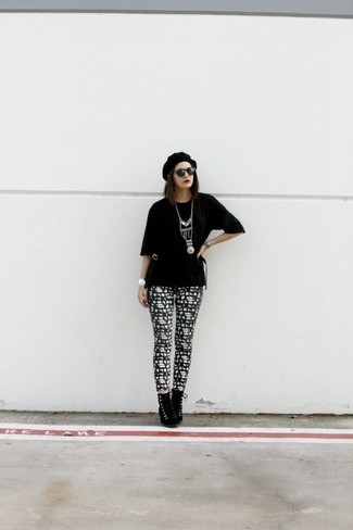 Schwarze und weiße bedruckte Leggings kombinieren – 8 Damen Outfits