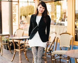 Schwarze und weiße bedruckte Leggings kombinieren – 8 Damen Outfits