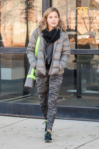 Schwarze und weiße bedruckte Leggings kombinieren – 8 Damen Outfits