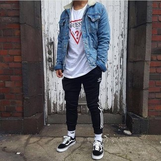 Schwarze und weiße vertikal gestreifte Jogginghose kombinieren – 10 Casual Herren Outfits