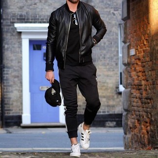 Schwarze und weiße vertikal gestreifte Jogginghose kombinieren – 10 Casual Herren Outfits