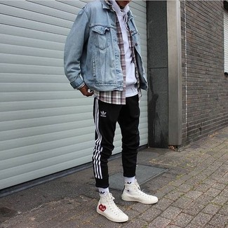 Schwarze und weiße vertikal gestreifte Jogginghose kombinieren – 10 Casual Herren Outfits